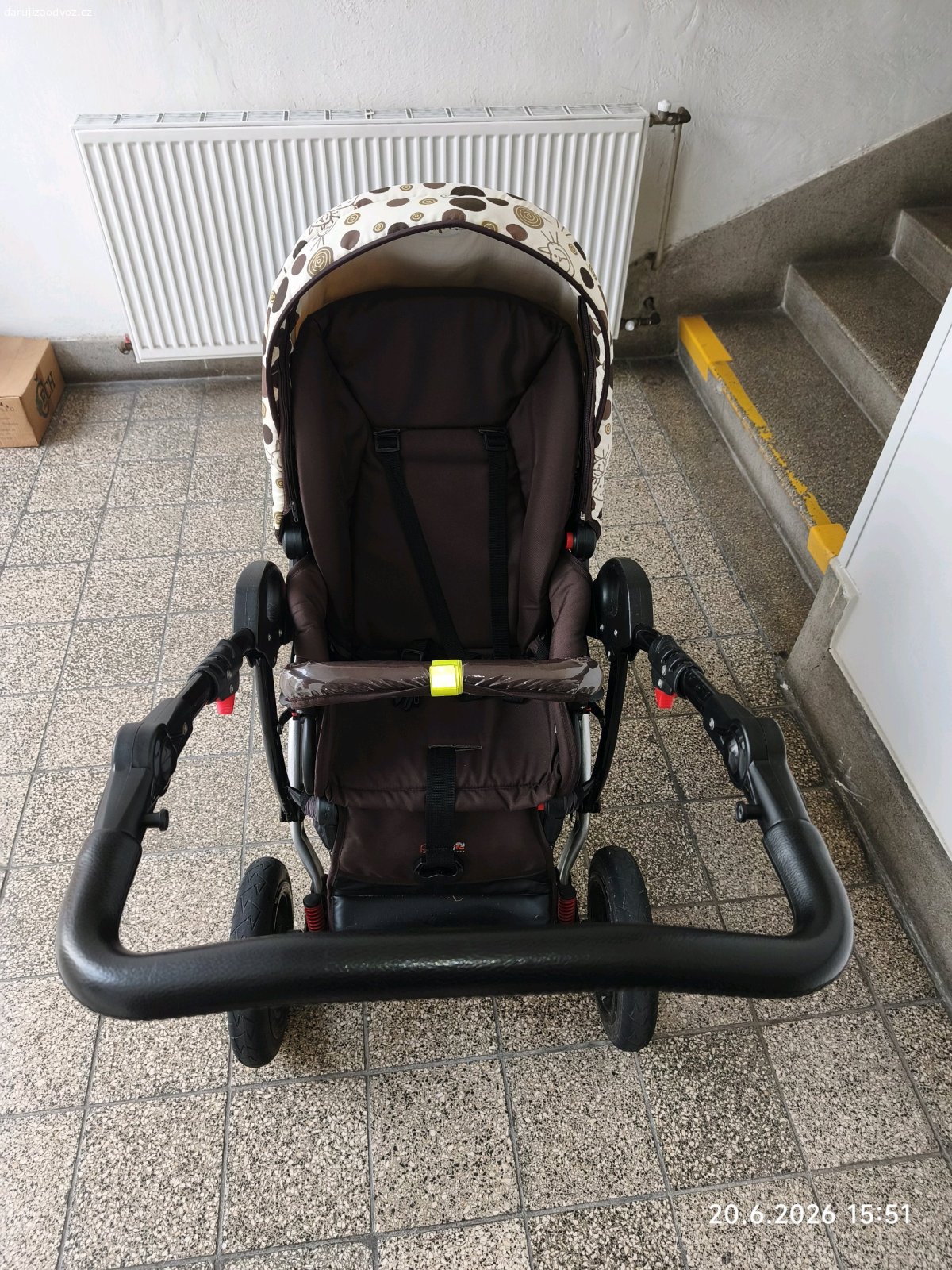 Kočárek Dorjan. Kočárek má už něco zasebou, sem tam se asi nějaký nedostatek najde, ale je stále funkční a použitelný. Měla jsem ho z druhé ruky, ale nakonec jsme využili jen párkrát sporťák. Může být jako náhradní, na zahradu, k babičce, ale i na denní použití.