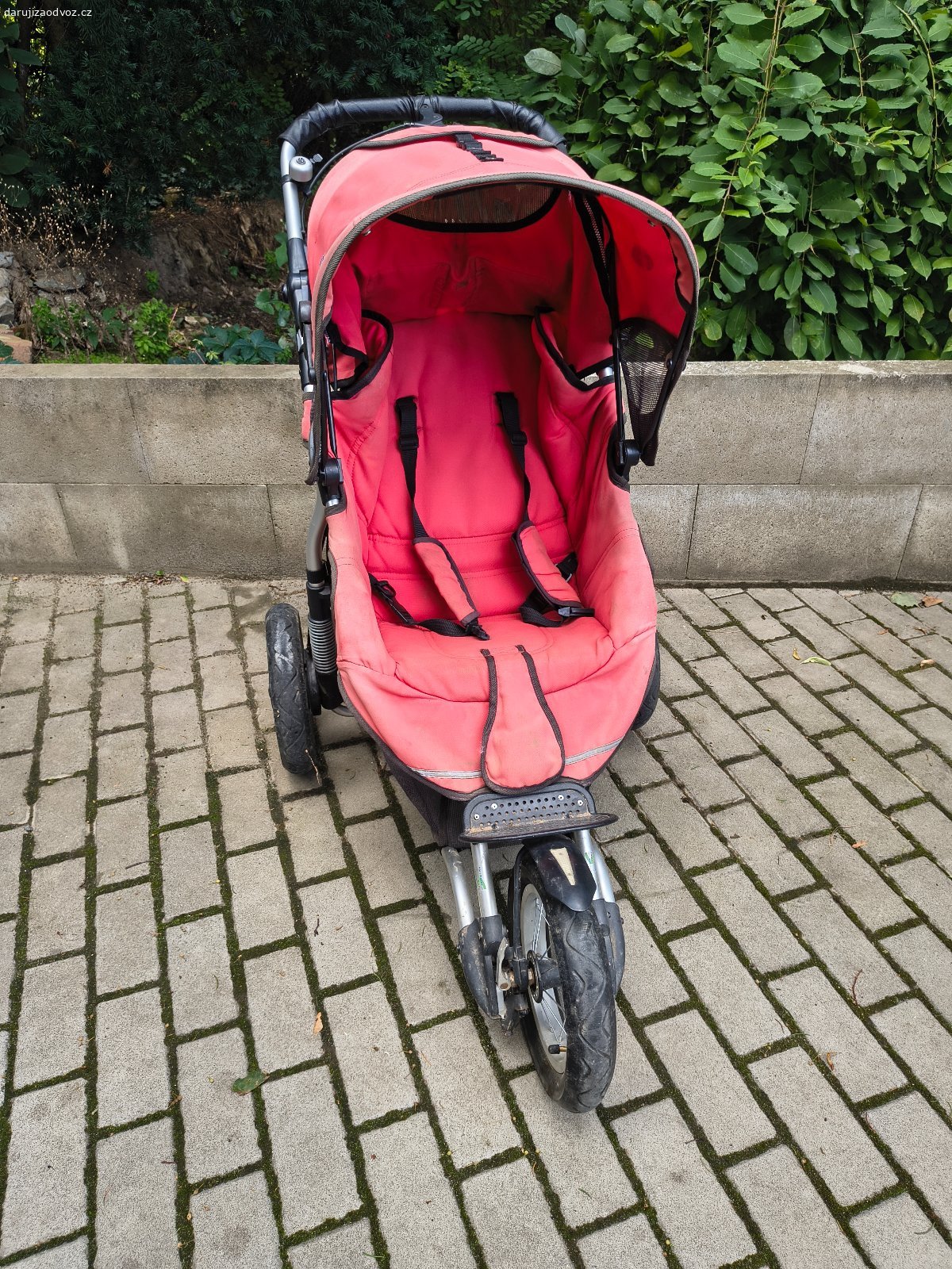 Kočárek. Věnuji za odvoz používaný kočárek. Možnost složení, nafukovací kola, brzdy funkční.

Jen osobní odběr.