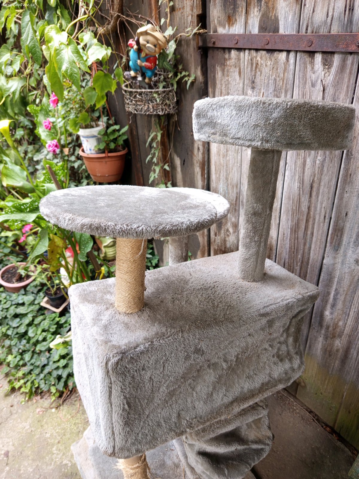 Kočičí odpočívadlo. Daruji kočičí domek. Je třeba si poupravit stabilitu, očistit. 125x50x50 cm. Po úpravě se hodí pod stříšku na terasu.