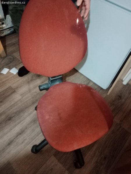 Kolečková židle. Kolečková židle, Červené barvy nutno vyčistit