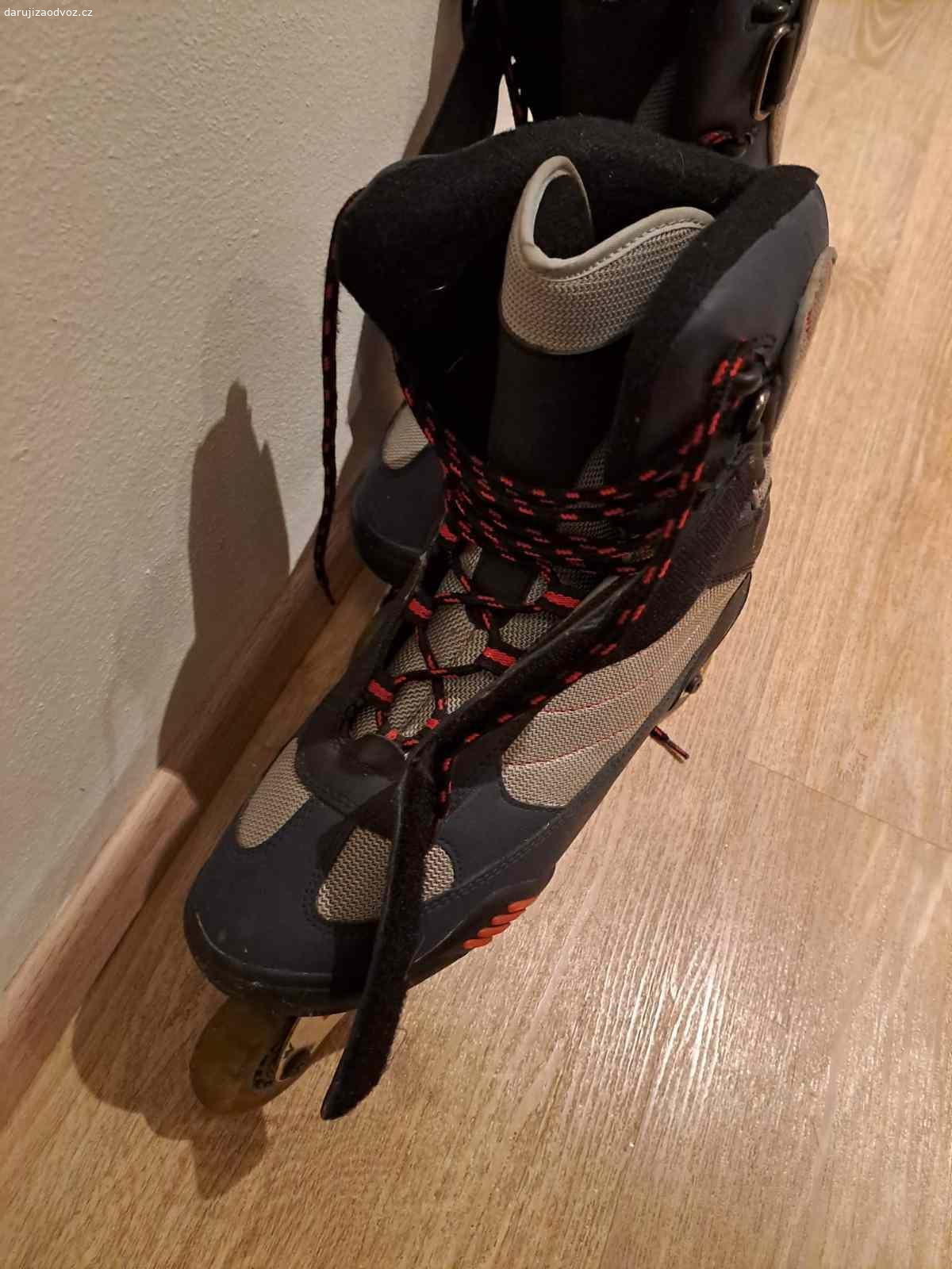 Kolečkové brusle Pro Roller Jurate, velikost 42-43. Prodám kolečkové brusle Pro Roller Jurate, velikost 42-43. Vhodné pro rekreační ježdění. Používané, kolečka jsou ojetá, ale brusle jsou funkční. 
Osobni prevzeti nebo Beroun po předchozí domluvě je možný. 
Daruji za odvoz, ale kinder vajíčka pro děti nebo Nutella by potěšila ;-)