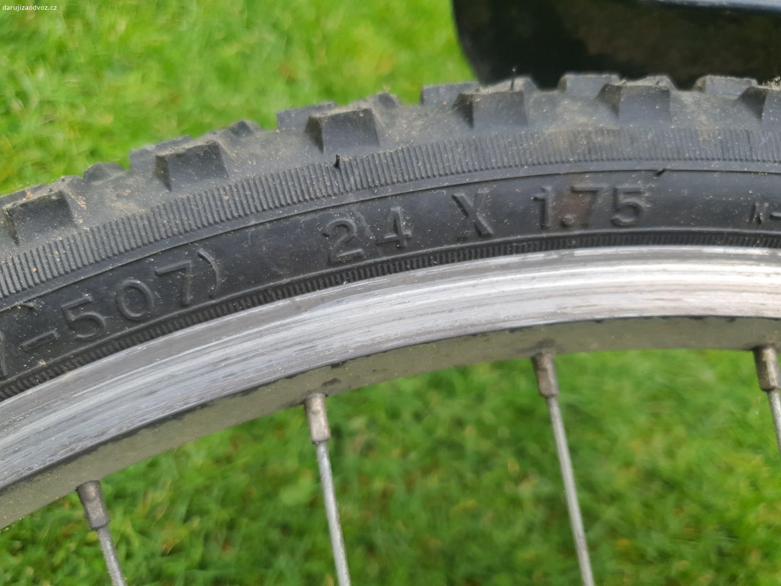 kolo. vpředu odpružené. několik let stálo v garáži.