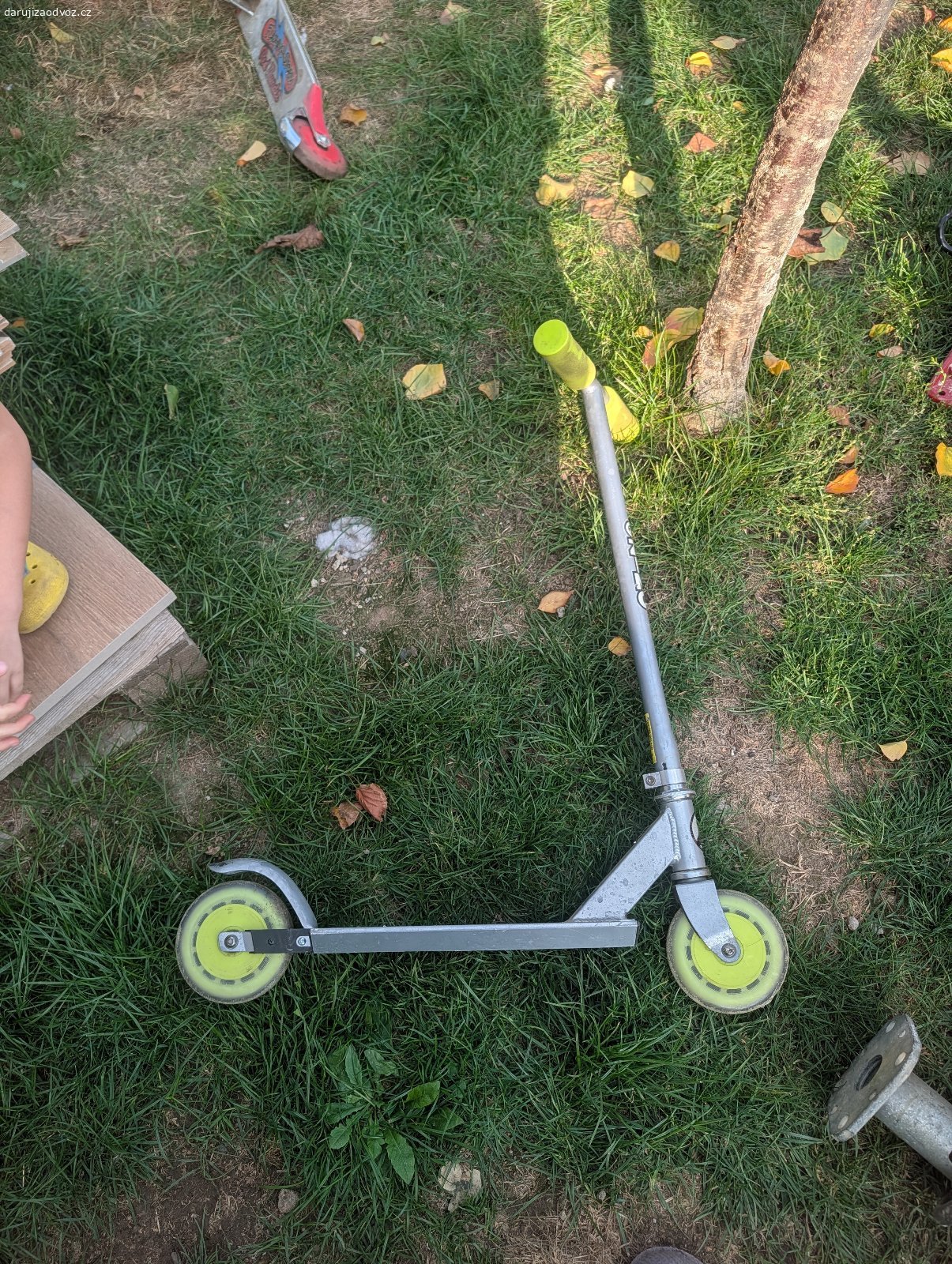 Koloběžka, koloběžka tříkolka, odrážedlo. Daruji za odvoz 2 koloběžky, koloběžku tříkolku a odrážedlo je bez brzd
Stav dle foto.