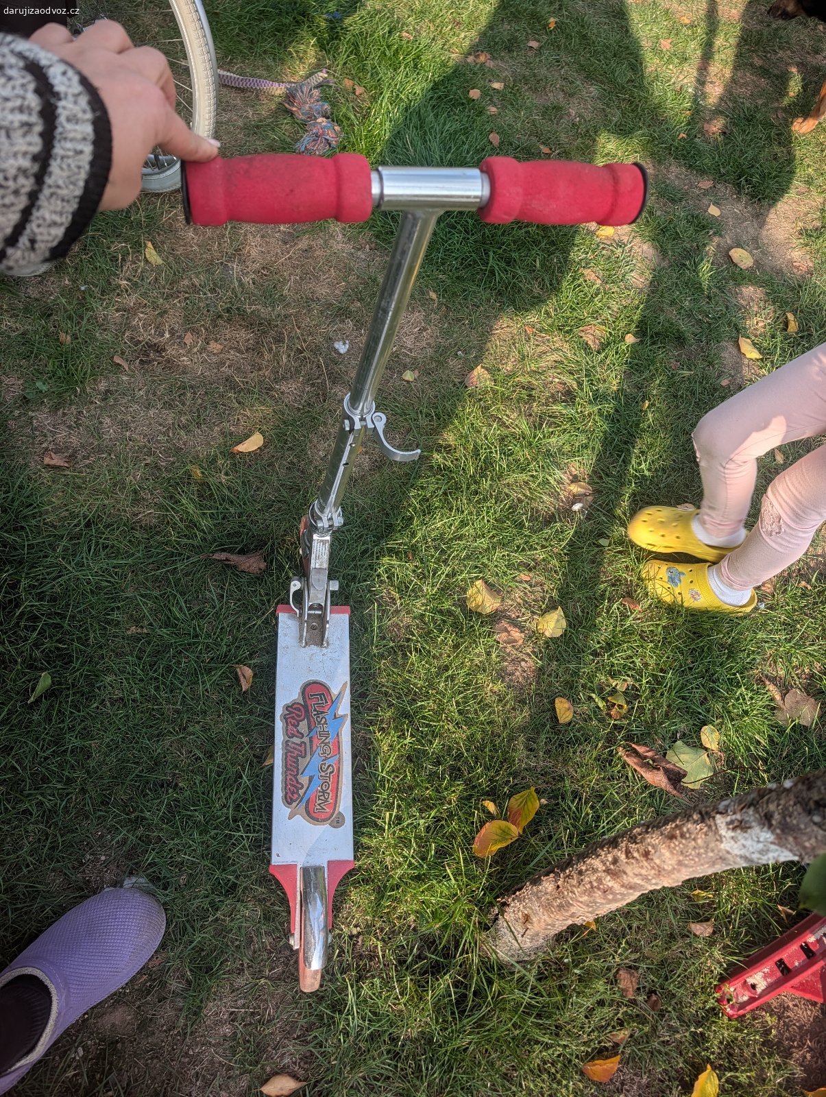 Koloběžka, koloběžka tříkolka, odrážedlo. Daruji za odvoz 2 koloběžky, koloběžku tříkolku a odrážedlo je bez brzd
Stav dle foto.