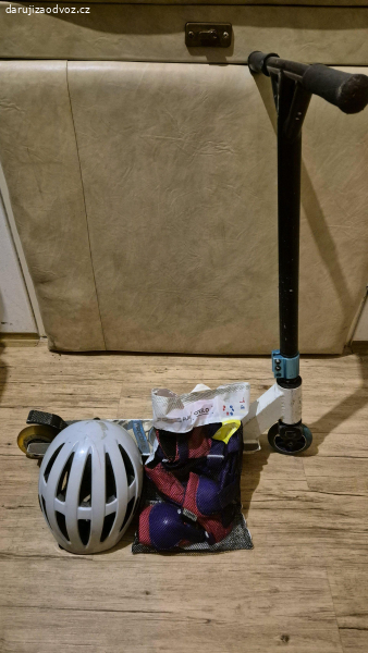 kolobezka s helmou a hranicema