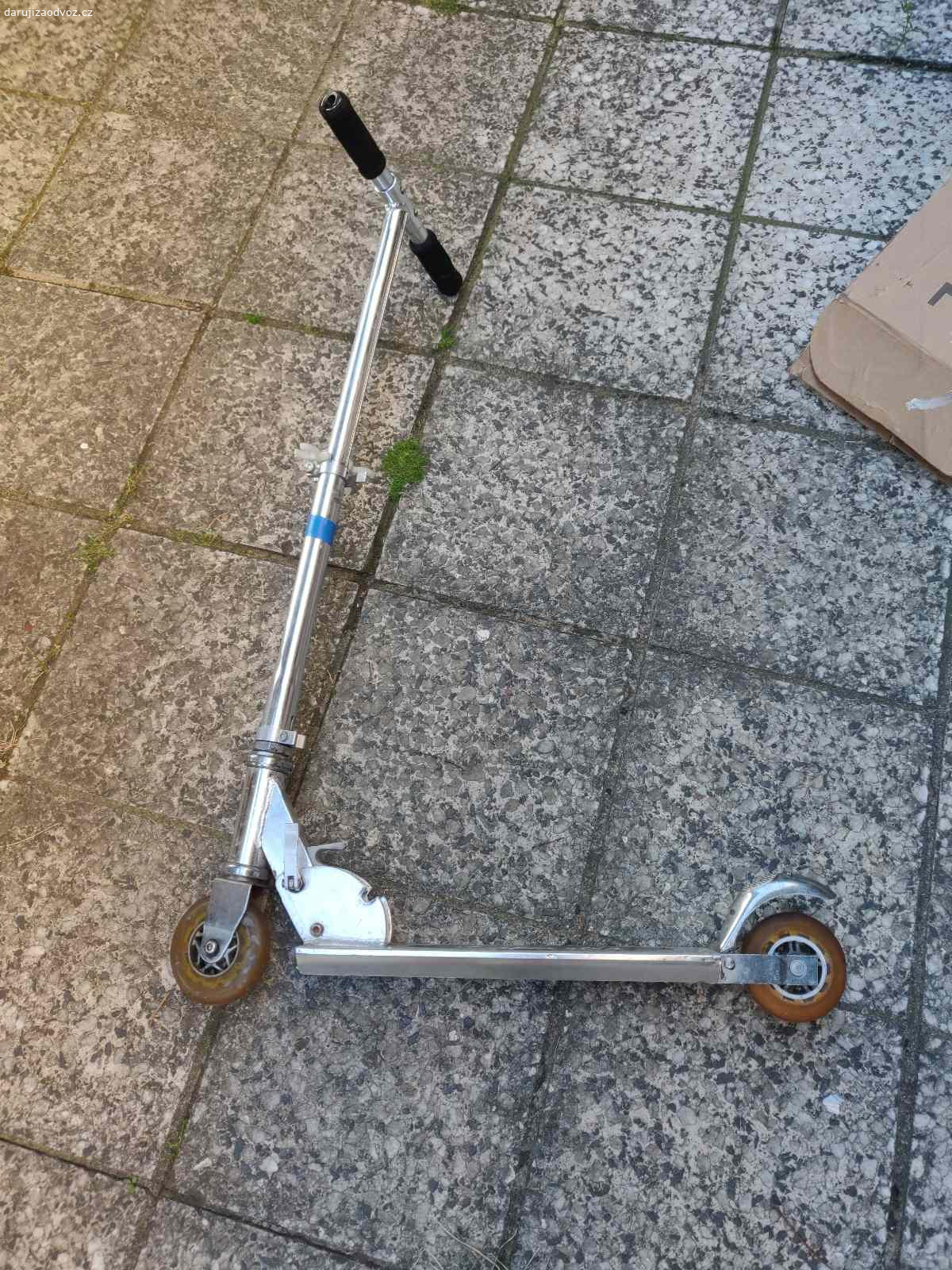 Koloběžka. Za čokoládu (ochrana proti zberačom kovov) - detská koloběžka, výška řidítek od zeme 85 cm, nutné vymeniť zadné kolečko.