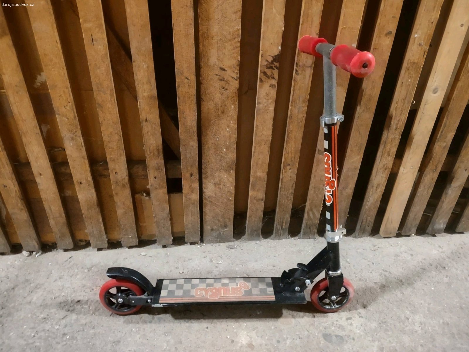 Koloběžka. Daruji za odvoz dětskou skládací koloběžku Cygnus s kolečky o průměru 125 mm. Koloběžka se dá složit, má výškově nastavitelná řidítka a zadní brzdu. Stav viz foto. Jen osobní odběr v Brně na ul. Kotlářská/Botanická.