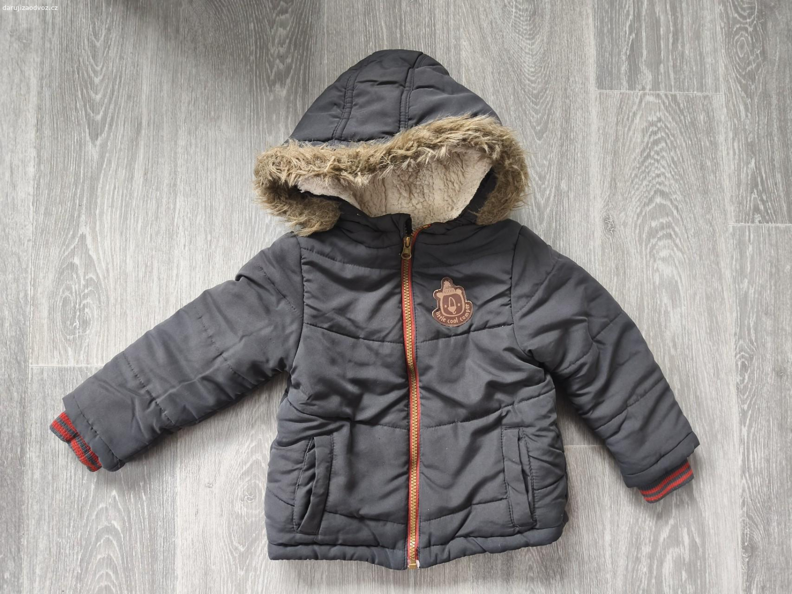 Kombinézy,zimní bundy 86/92. Přenechám zimní kombinézy a bundy, nošeny na střídačku. Zásadní vady jsem nenašla, kombinézy mohou být na nohavicích nebo na zadečku mírně ošlapané/ošoupane, nic hrozného, bez problému nositelné. Kus za 2 kostky másla. Osobní odběr možný v Praze Dejvicích.