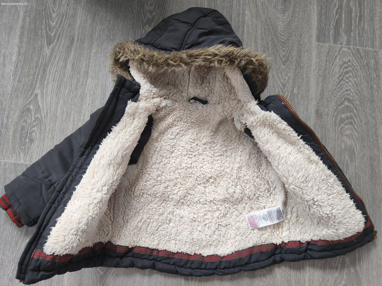 Kombinézy,zimní bundy 86/92. Přenechám zimní kombinézy a bundy, nošeny na střídačku. Zásadní vady jsem nenašla, kombinézy mohou být na nohavicích nebo na zadečku mírně ošlapané/ošoupane, nic hrozného, bez problému nositelné. Kus za 2 kostky másla. Osobní odběr možný v Praze Dejvicích.