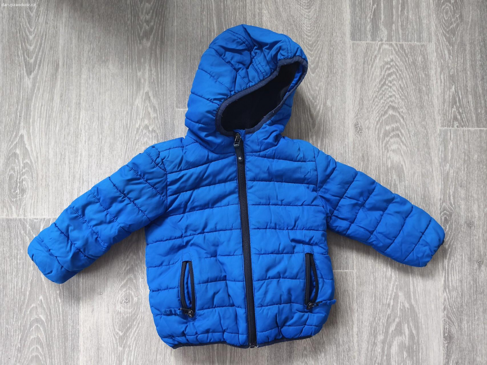 Kombinézy,zimní bundy 86/92. Přenechám zimní kombinézy a bundy, nošeny na střídačku. Zásadní vady jsem nenašla, kombinézy mohou být na nohavicích nebo na zadečku mírně ošlapané/ošoupane, nic hrozného, bez problému nositelné. Kus za 2 kostky másla. Osobní odběr možný v Praze Dejvicích.