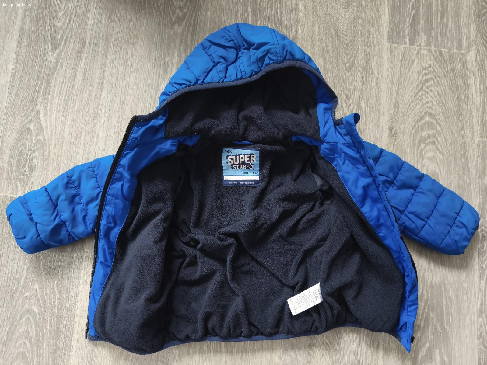 Kombinézy,zimní bundy 86/92. Přenechám zimní kombinézy a bundy, nošeny na střídačku. Zásadní vady jsem nenašla, kombinézy mohou být na nohavicích nebo na zadečku mírně ošlapané/ošoupane, nic hrozného, bez problému nositelné. Kus za 2 kostky másla. Osobní odběr možný v Praze Dejvicích.