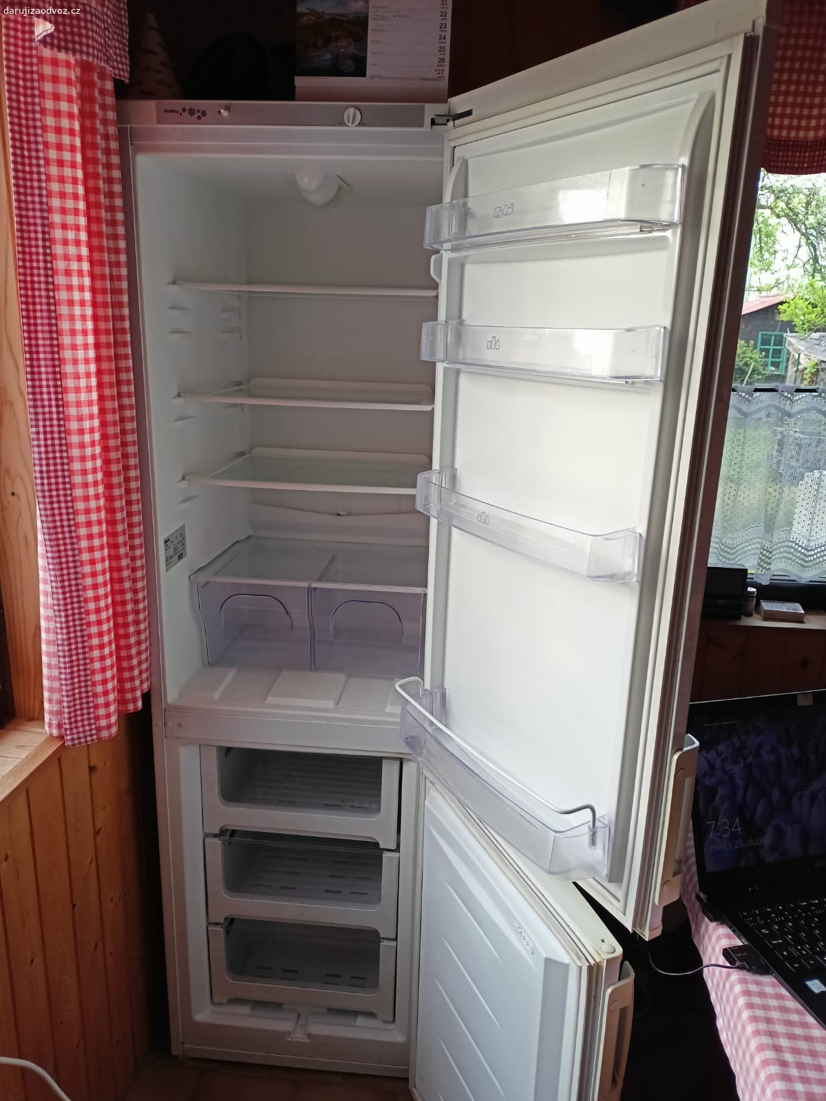 Kombinovaná lednice Zanussi. *Rezervováno, pokud se uvolní, napíši to sem*

Daruji starší, ale stále funkční lednici. Výška cca 180 cm. Ve spodní části mrazák, nahoře lednice. Možnost změny orientace otevírání.