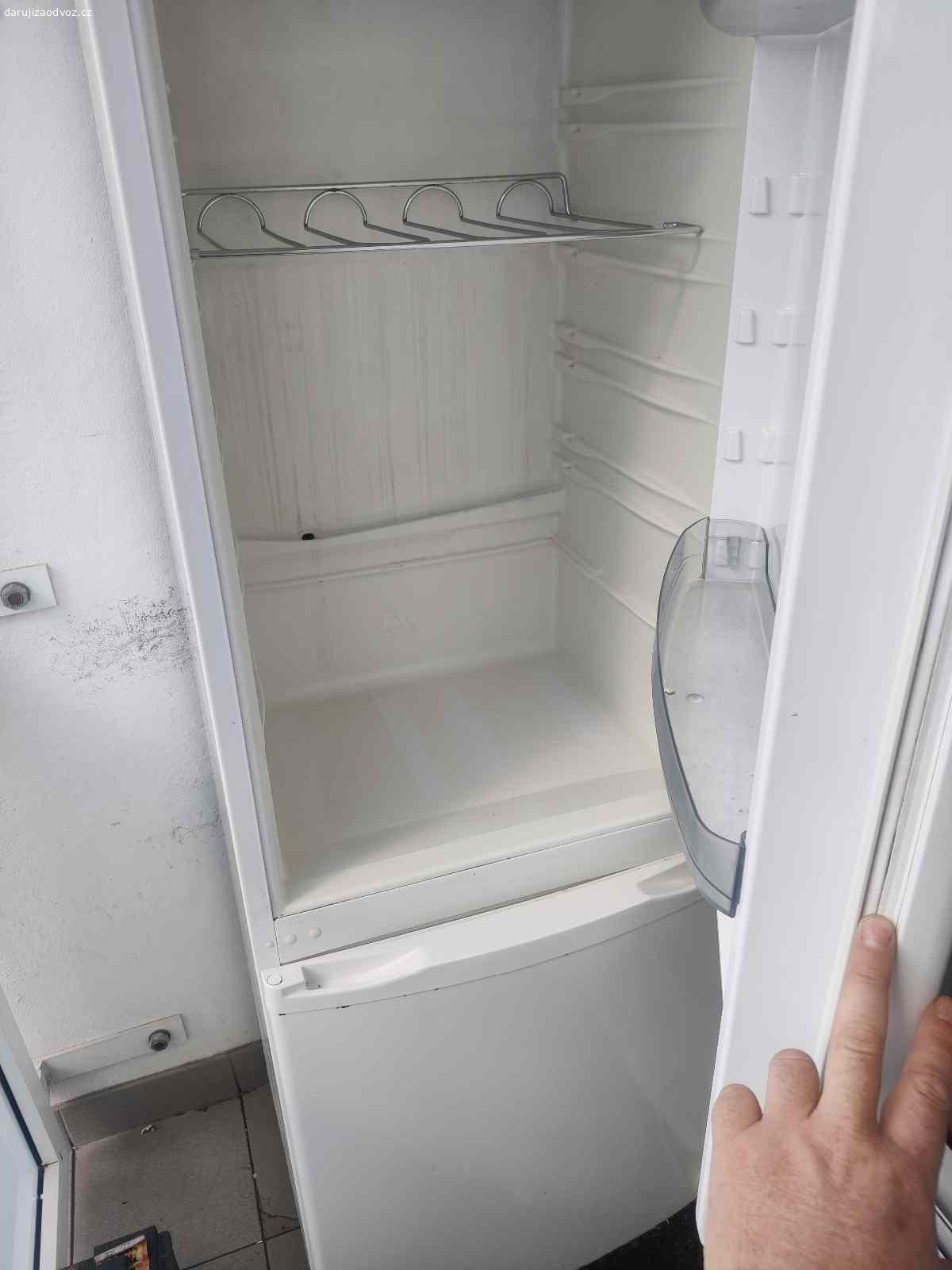 Kombinovaná lednice. Daruji za odvoz. Funkční. Stav= foto