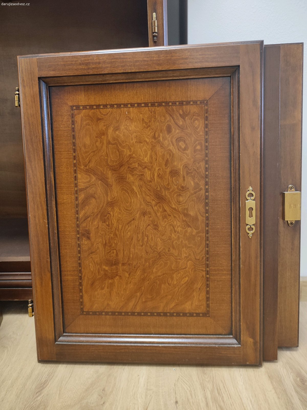 komoda 190 x 90 x 45. daruji za odvoz komodu
je kompletni ;)
sirka: 190 cm
vyska: 90 cm
hloubka: 45 cm