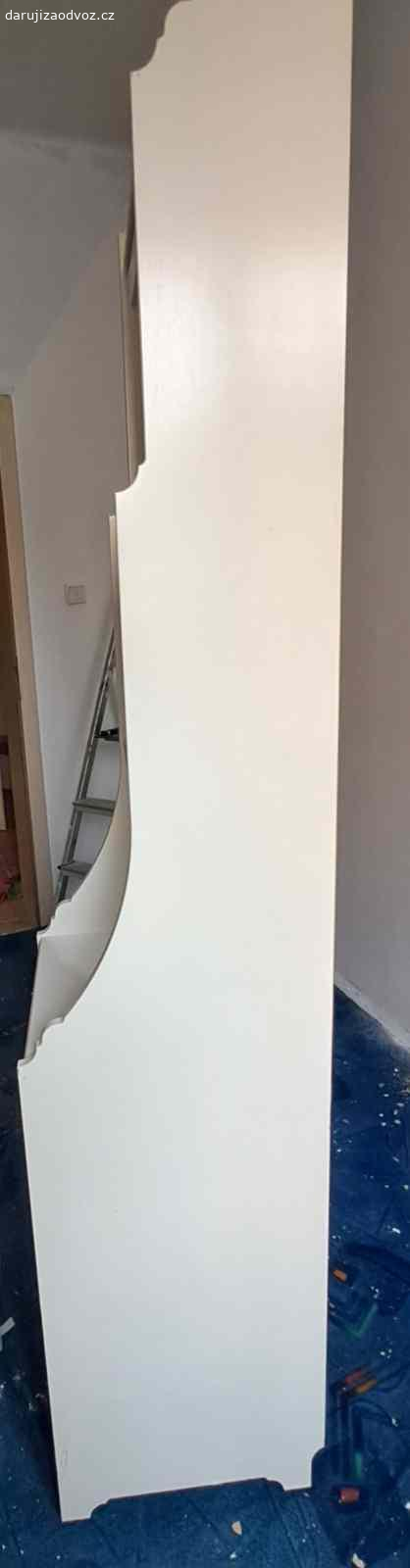 Komoda do koupelny nebo do kuchyně.. Daruji vysokou úzkou skříňku do koupelny. Výrobce IKEA