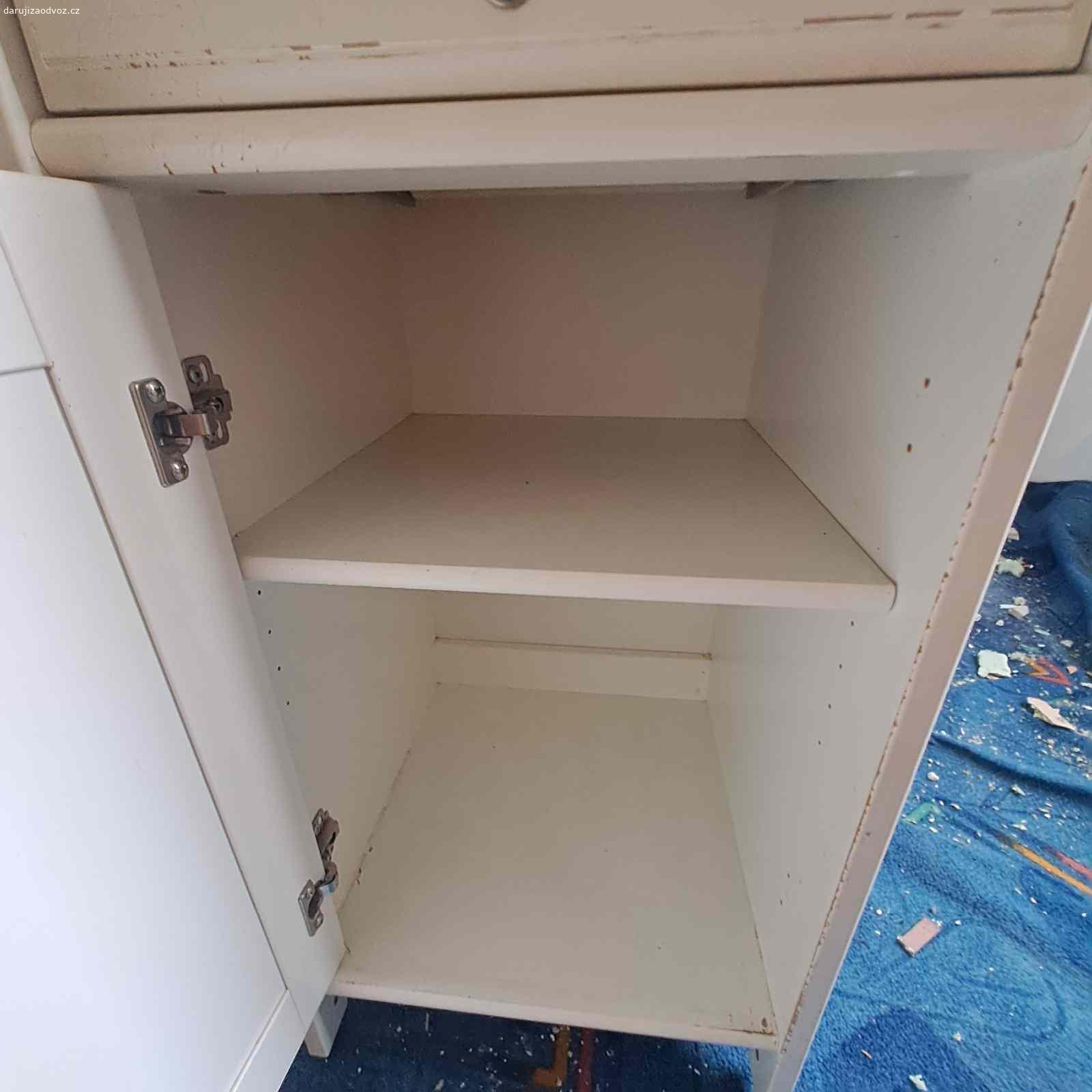 Komoda do koupelny nebo do kuchyně.. Daruji vysokou úzkou skříňku do koupelny. Výrobce IKEA