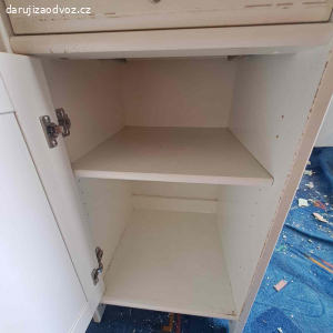 Komoda do koupelny nebo do kuchyně.