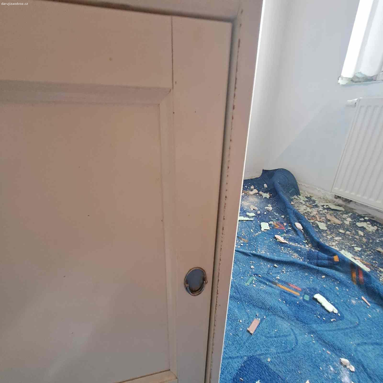 Komoda do koupelny nebo do kuchyně.. Daruji vysokou úzkou skříňku do koupelny. Výrobce IKEA