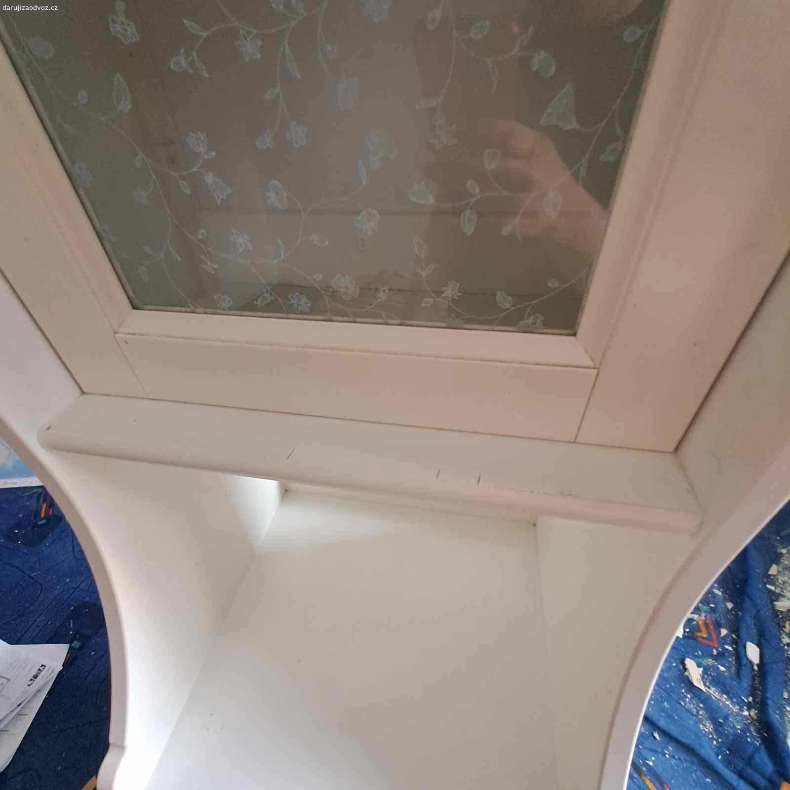 Komoda do koupelny nebo do kuchyně.. Daruji vysokou úzkou skříňku do koupelny. Výrobce IKEA