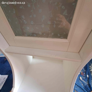 Komoda do koupelny nebo do kuchyně.