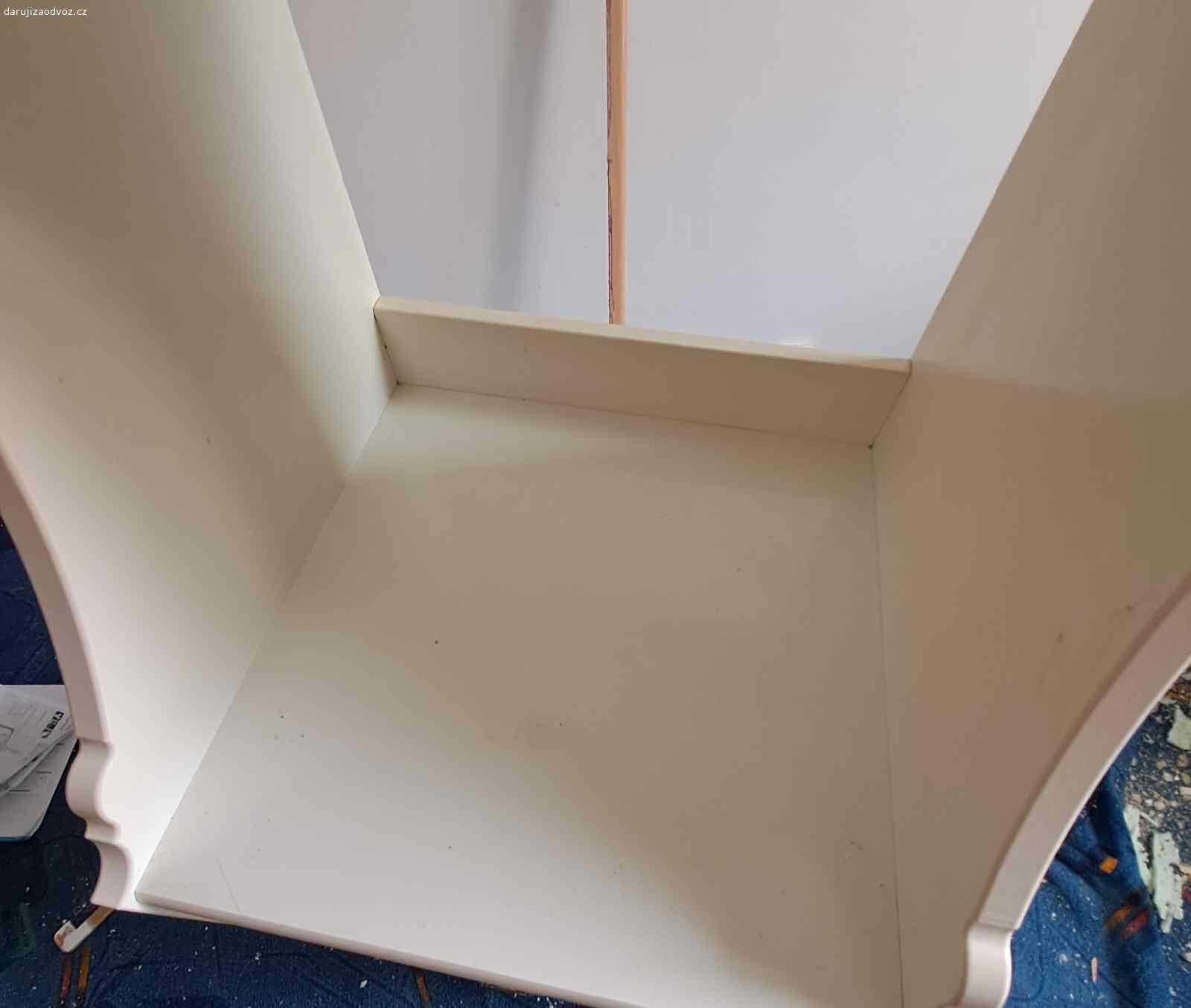 Komoda do koupelny nebo do kuchyně.. Daruji vysokou úzkou skříňku do koupelny. Výrobce IKEA