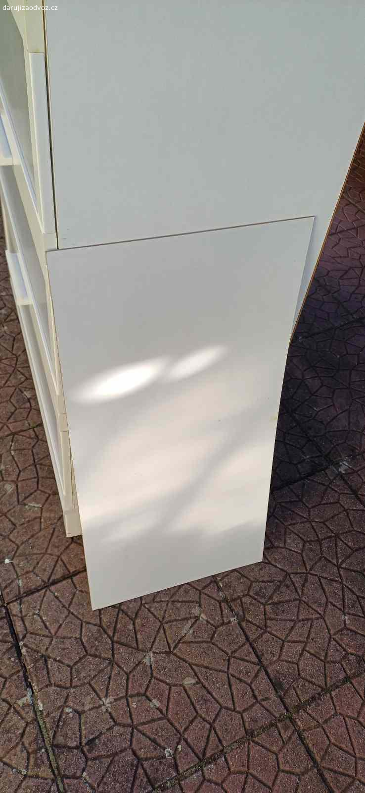 Komoda - ikea. Daruji za odvoz komodu, z ikei, bohuzel při stěhování spadla a uložila se nozicka a vypadl jeden šuplík. Bude potreba to opravit. Osobni vyzvednuti v obci Cekov.