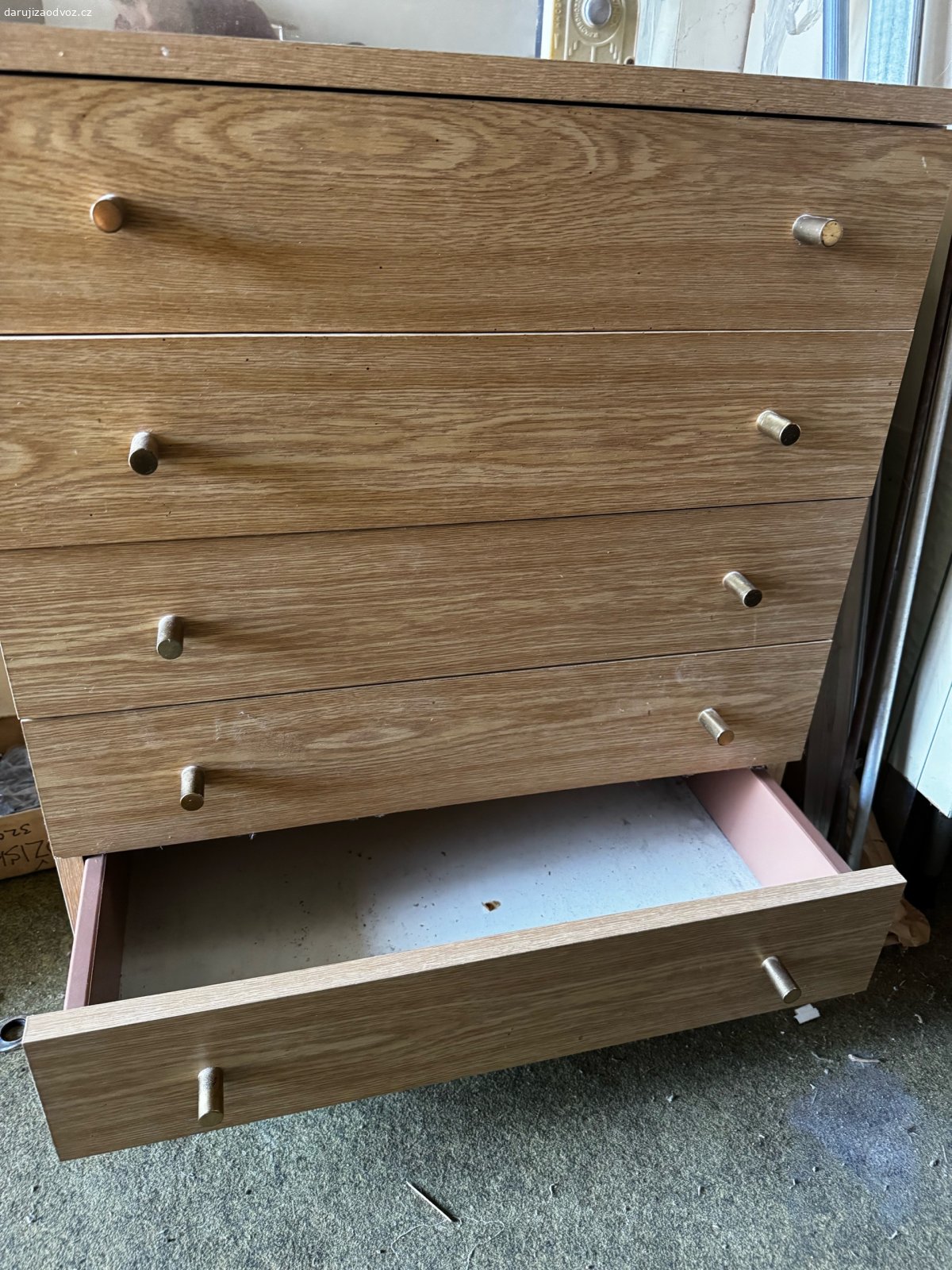 Komoda, šuplíky. Daruji za odvoz praktickou komodu v dekoru dubu s pěti velkými zásuvkami, které nabídnou spoustu úložného prostoru. Šířka 60 cm. Hodí se do ložnice, dětského pokoje, na chalupu, do dílny nebo jako úložný nábytek do sklepa či garáže.

Komoda je pevná, funkční a odpovídá svému stáří. Před předáním bude kompletně vyklizená a vyčištěná – věci na fotografiích nejsou součástí nabídky.
