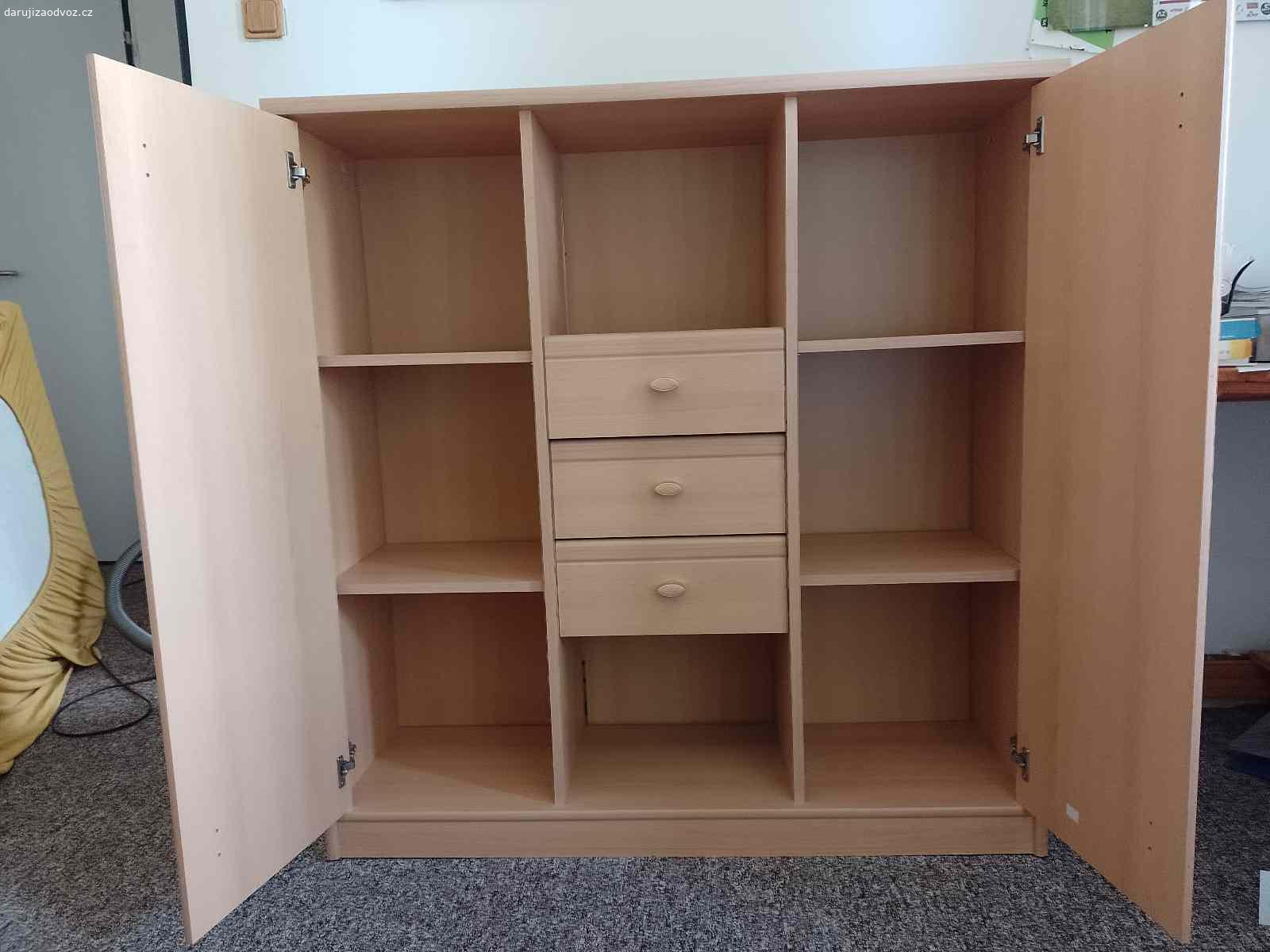 Komoda (světlá). Za košík ovoce či zeleniny nabízím za odvoz světlou komodu. Rozměry 113 cm (v) x 110 cm (š) x 34 cm (h). Pouze osobní odběr (Praha - Újezd nad Lesy).