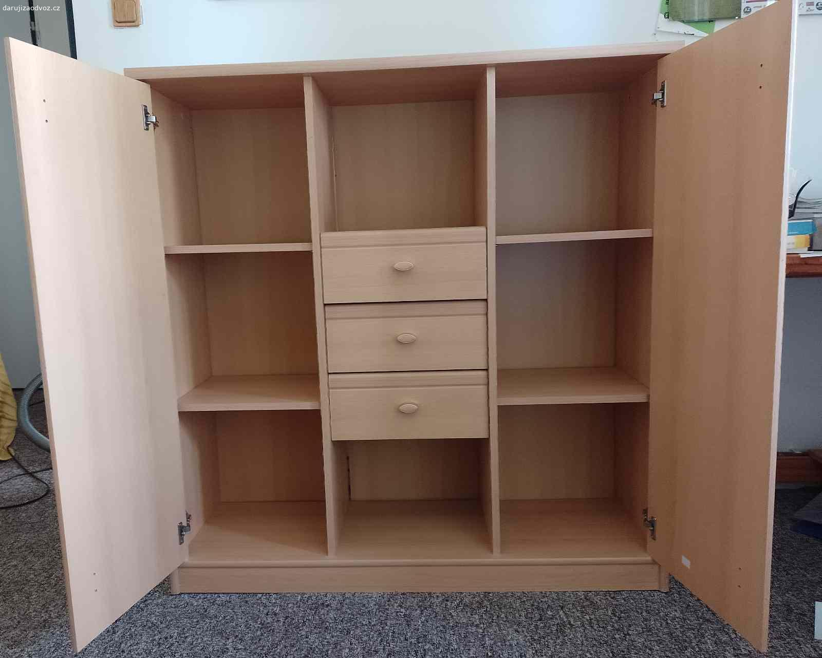 Komoda (světlá). Za košík ovoce či zeleniny nabízím za odvoz světlou komodu. Rozměry 113 cm (v) x 110 cm (š) x 34 cm (h). Pouze osobní odběr (Praha - Újezd nad Lesy).