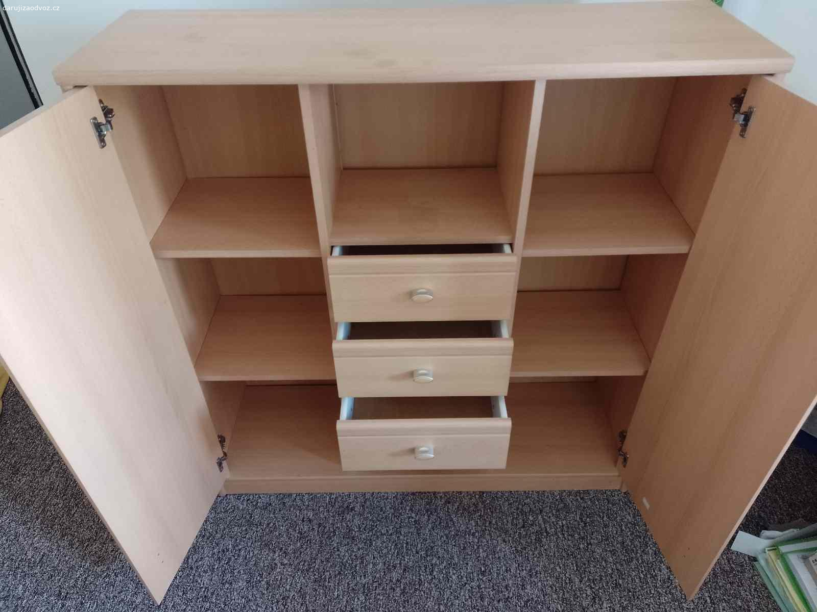 Komoda (světlá). Za košík ovoce či zeleniny nabízím za odvoz světlou komodu. Rozměry 113 cm (v) x 110 cm (š) x 34 cm (h). Pouze osobní odběr (Praha - Újezd nad Lesy).