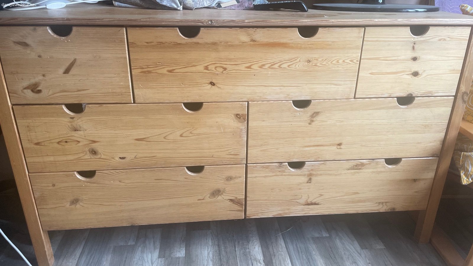 Komoda z masivní borovice Ikea. Daruji dřevěnou komodu. Komoda je z masivu a má povrchové vady. Lze zbrousit a natřít.