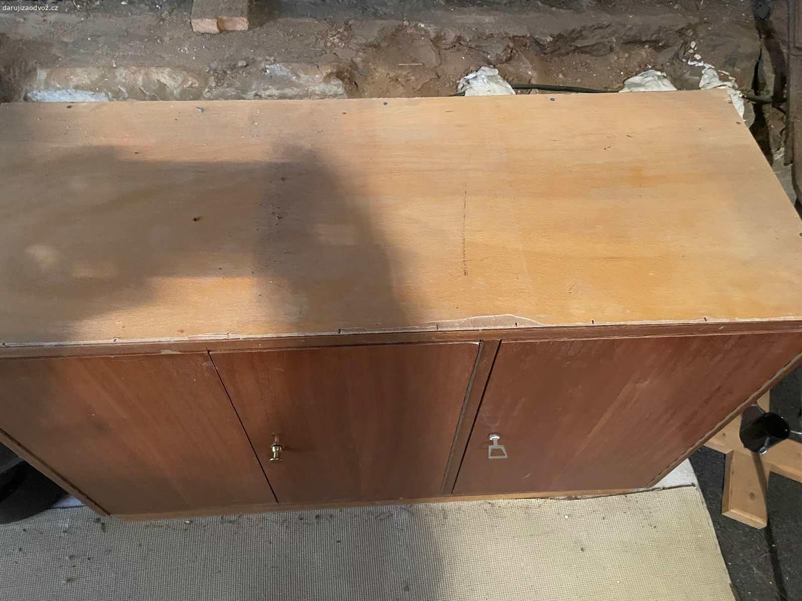 Komoda - ZA ODVOZ! 106 x 70 x 40 cm. Daruji ZA ODVOZ komodu. Šířka: 106 cm, výška: 70 cm a hloubka: 40 cm. Bez vad! K vyzvednutí po předchozí domluvě u Zbečna na Rakovnicku (50 min od Prahy). NUTNÝ vlastní odvoz a odnos! Daruji další věci za ODVOZ viz. inzeráty!