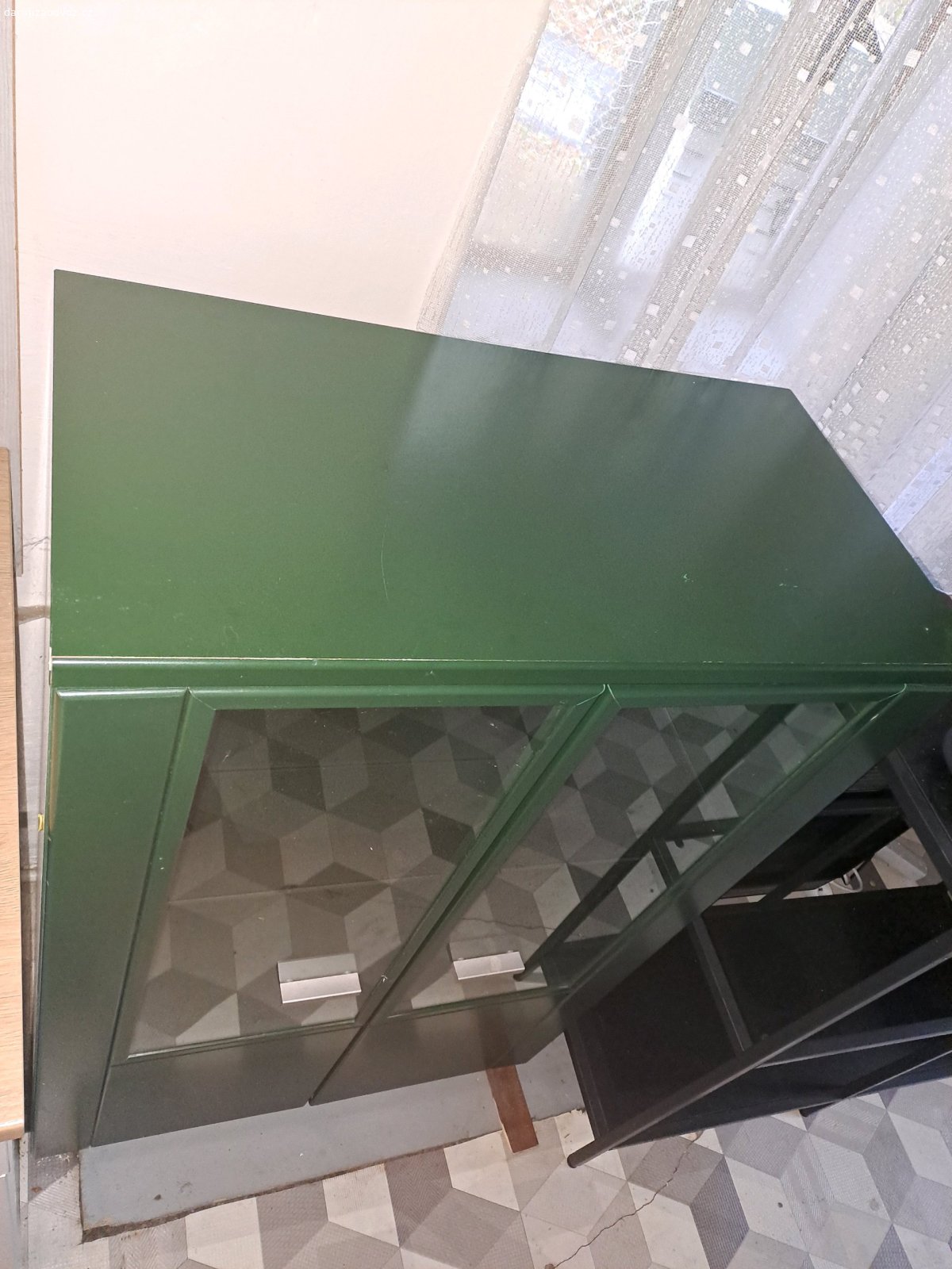 Komoda. Komoda, zelená,  bytelná, uvnitř na zadní štěně zrcadlo. Drobně odřený roh - viz. foto. 

Rozměr: Výška 113 cm, 75 cm šířka,  hloubka 40 cm. 

Za odvoz,spěchá. K vyzvednutí z Těpeř u Železného Brodu.