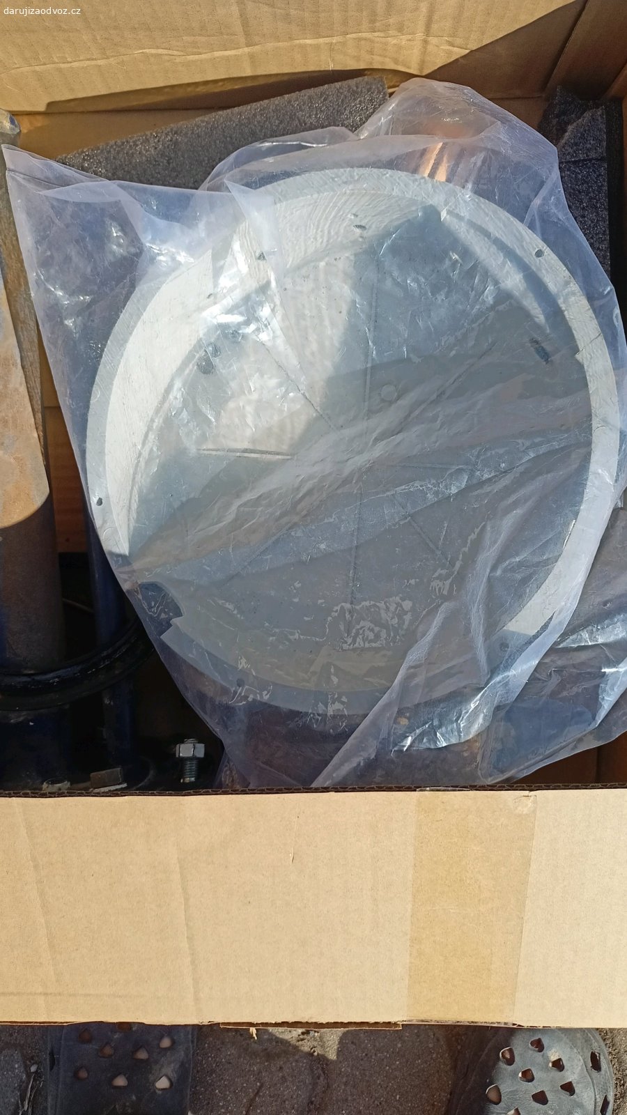 kompletní hlavice bojleru. rozteč šroubů 18cm. 

předání Praha Vinoř