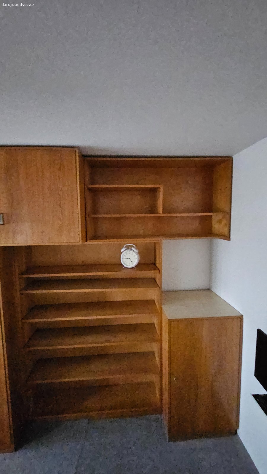 Kompletní retro obývací a sedací souprava. Daruji za odvoz: Kompletní retro obývací sestava (vysoký lesk, dýha) a sedací souprava
Za odvoz daruji velkou, zachovalou retro nábytkovou stěnu a kompletní sedací soupravu s konferenčním stolkem. Nábytek pochází z poctivé československé produkce, obývací stěna vyniká tehdy velmi oblíbeným a luxusním provedením ve vysokém lesku s výraznou strukturou dřeva.
Sestava nabízí obrovské množství úložného a reprezentačního prostoru. Ideální na chatu, chalupu, do studentského podnájmu nebo pro milovníky původního retro stylu.
Co všechno nabídka obsahuje:
Velká obývací stěna (vysoký lesk):
TV modul s policemi.
Prosklená vitrína (sekretář) na skleničky či dekorace.
Barová skříňka a uzavíratelné skříně na lůžkoviny či šatstvo.
Velké množství spodních zásuvek a horních úložných nástavců.
Rohový policový prvek pro plynulé napojení.
Sedací souprava (čalouněná):
Prostorná a pohodlná 3-místná pohovka (pohodlné široké područky s dřevěným dekorem).
2 samostatná křesla ve stejném designu.
Konferenční stolek: Obdélníkový celodřevěný stůl ladící k obývací stěně.
Retro stojací lampa: Klasická lampa s látkovým stínidlem a třásněmi.
Stav:
Nábytek je používaný, ale ve velmi zachovalém stavu. Lak na stěně je stále krásně lesklý, panty a pojezdy jsou funkční. Čalounění sedačky a křesel nese běžné známky opotřebení, ale konstrukce jsou pevné a prosezené nejsou.
Podmínky odběru a stěhování:
Za odvoz a vlastní demontáž. Nábytkovou stěnu bude nutné pro transport rozebrat na jednotlivé segmenty.
Informace k manipulaci: Byt se nachází ve 3. patře. V domě je výtah, ale je poměrně malý. Většinu větších dílů stěny a zejména sedačku s křesly bude nutné snést po schodech.
Nutný vlastní odnos a odvoz (bezpodmínečně v týmu alespoň 2–3 lidí, s vlastním nářadím a dodávkou).
Lokalita: Stříbro
Termín: Spěchá z důvodu rekonstrukce. Preferuji zájemce, který si vezme vše jako komplet.