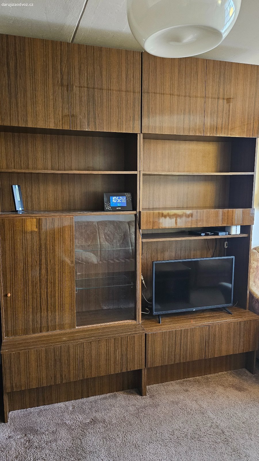 Kompletní retro obývací a sedací souprava. Daruji za odvoz: Kompletní retro obývací sestava (vysoký lesk, dýha) a sedací souprava
Za odvoz daruji velkou, zachovalou retro nábytkovou stěnu a kompletní sedací soupravu s konferenčním stolkem. Nábytek pochází z poctivé československé produkce, obývací stěna vyniká tehdy velmi oblíbeným a luxusním provedením ve vysokém lesku s výraznou strukturou dřeva.
Sestava nabízí obrovské množství úložného a reprezentačního prostoru. Ideální na chatu, chalupu, do studentského podnájmu nebo pro milovníky původního retro stylu.
Co všechno nabídka obsahuje:
Velká obývací stěna (vysoký lesk):
TV modul s policemi.
Prosklená vitrína (sekretář) na skleničky či dekorace.
Barová skříňka a uzavíratelné skříně na lůžkoviny či šatstvo.
Velké množství spodních zásuvek a horních úložných nástavců.
Rohový policový prvek pro plynulé napojení.
Sedací souprava (čalouněná):
Prostorná a pohodlná 3-místná pohovka (pohodlné široké područky s dřevěným dekorem).
2 samostatná křesla ve stejném designu.
Konferenční stolek: Obdélníkový celodřevěný stůl ladící k obývací stěně.
Retro stojací lampa: Klasická lampa s látkovým stínidlem a třásněmi.
Stav:
Nábytek je používaný, ale ve velmi zachovalém stavu. Lak na stěně je stále krásně lesklý, panty a pojezdy jsou funkční. Čalounění sedačky a křesel nese běžné známky opotřebení, ale konstrukce jsou pevné a prosezené nejsou.
Podmínky odběru a stěhování:
Za odvoz a vlastní demontáž. Nábytkovou stěnu bude nutné pro transport rozebrat na jednotlivé segmenty.
Informace k manipulaci: Byt se nachází ve 3. patře. V domě je výtah, ale je poměrně malý. Většinu větších dílů stěny a zejména sedačku s křesly bude nutné snést po schodech.
Nutný vlastní odnos a odvoz (bezpodmínečně v týmu alespoň 2–3 lidí, s vlastním nářadím a dodávkou).
Lokalita: Stříbro
Termín: Spěchá z důvodu rekonstrukce. Preferuji zájemce, který si vezme vše jako komplet.
