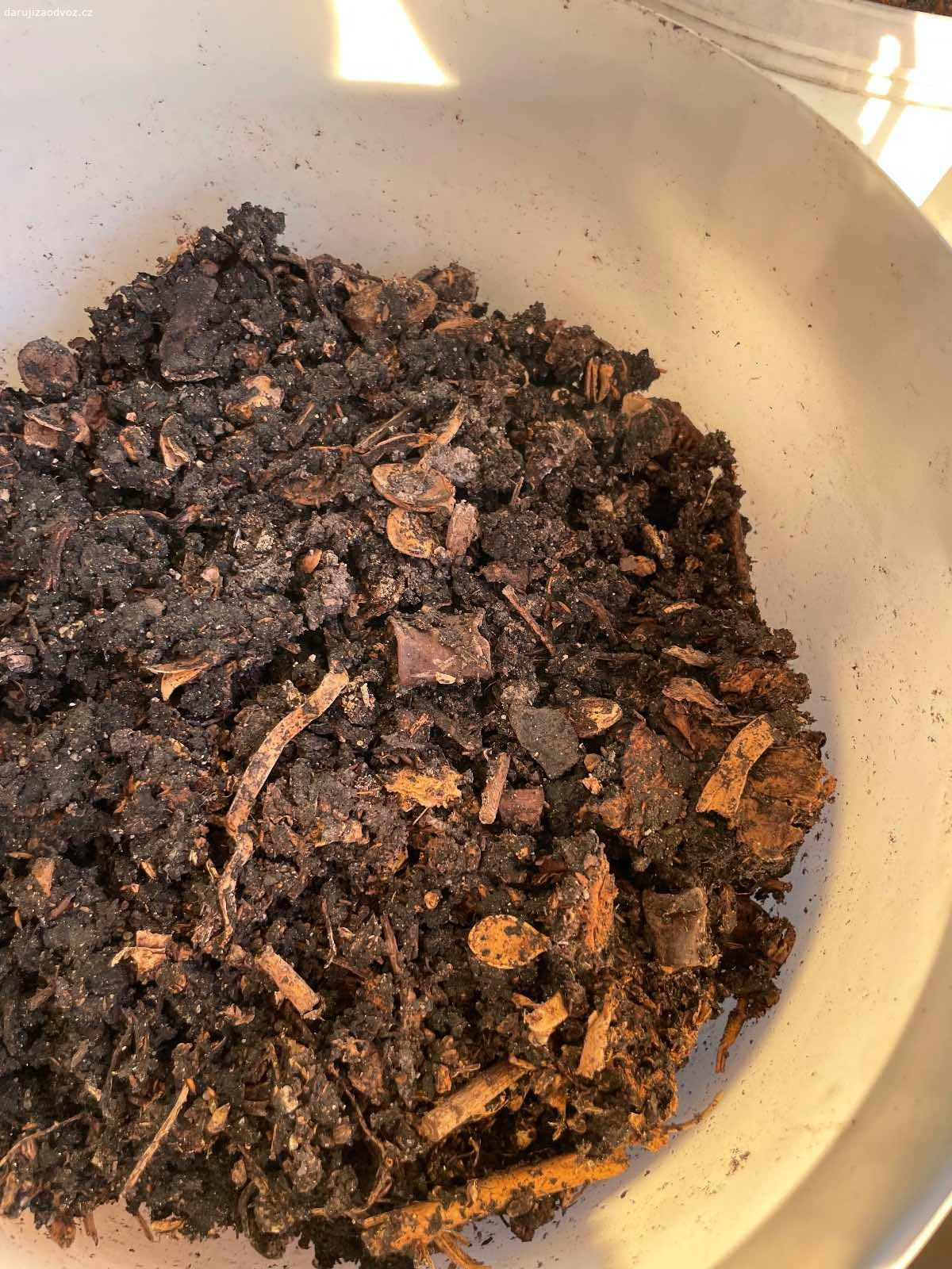 Kompost (neúplně rozložený). Chtěl by někdo částečně rozložený bioodpad z vermikompostéru? Vždycky ho dáváme další rok jako základ do květináčů, ale letos ho máme moc. Viz foto. Daruji bez kýblů - mohu přesypat do tašek, nebo do Vaší nádoby.