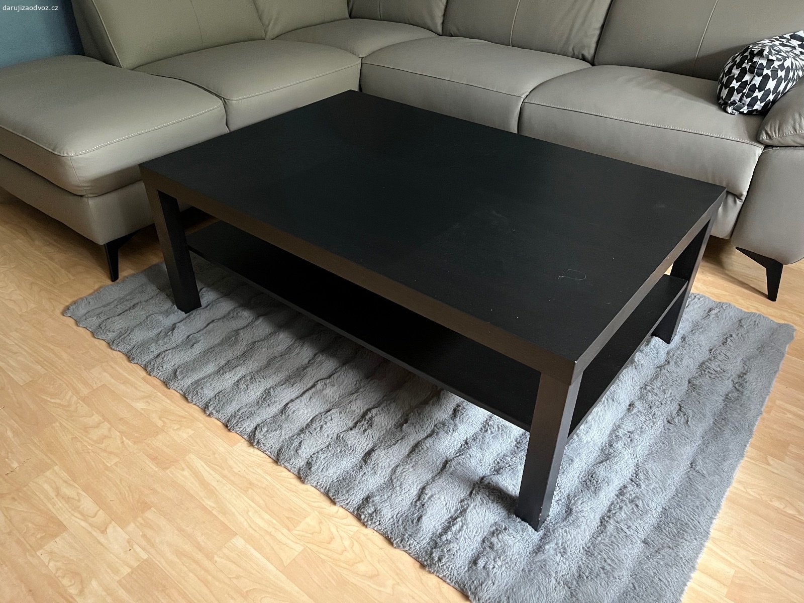 Konferenční stolek IKEA černý. Stolek je v dobrém stavu a nepoškozený, rozměr 118-78 cm