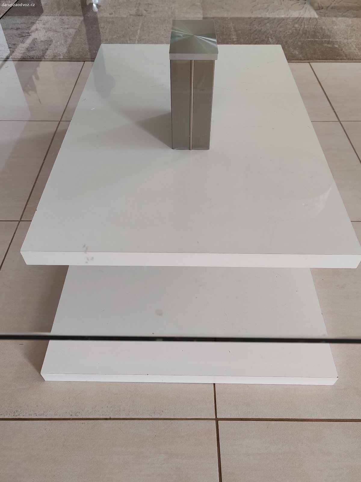 Konferencni stolek, sklo+bily lesk, 70x110cm. Dizajnovy moderni konferencni stolek. Velmi zachovaly, velikost (sirka x delka x vyska, 70x110x40cm).