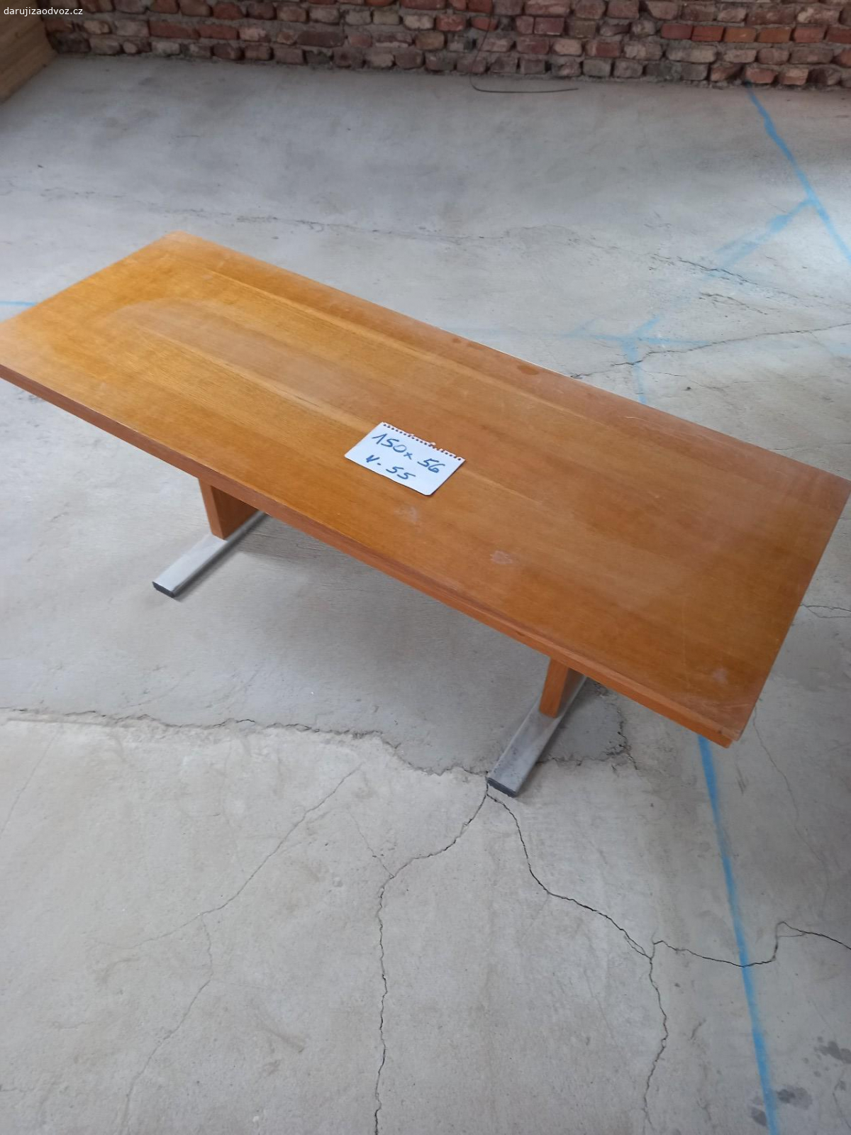 konferenční stolek. leštěný konferenční stolek,  zachovalý,  nepoškrabaný Daruji za odvoz - spěchá