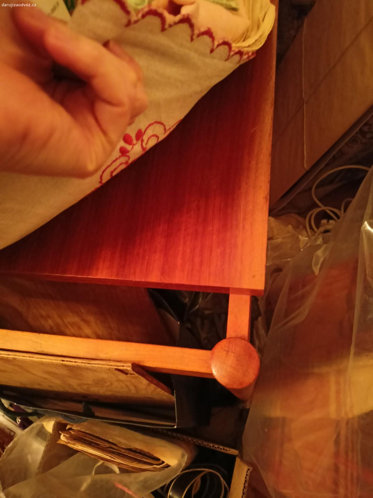 Daruji konferenční stolek. Konferenční stolek d 104, š 50, v 56 cm

cca z 60. let v zachovalém stavu, nábytek Dřevotvar. Mam celou sadu podobneho nabytku, podivejte se na ostatni moje nabidky.

prosim kontaktujte me na email