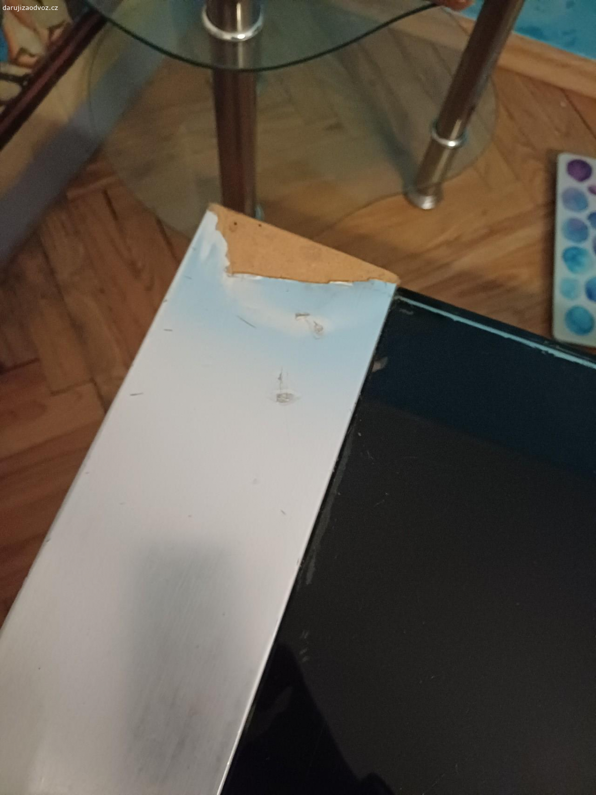 konferenční stolek. hodně opotřebovaný, vady na fotkách, skleněná deska potřebuje vyleštit, robustní, hodně těžký