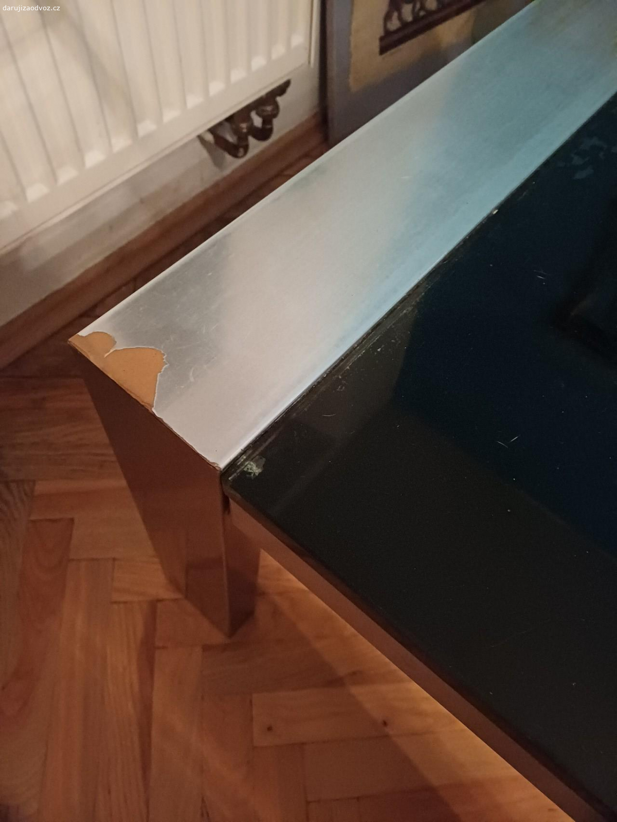 konferenční stolek. hodně opotřebovaný, vady na fotkách, skleněná deska potřebuje vyleštit, robustní, hodně těžký