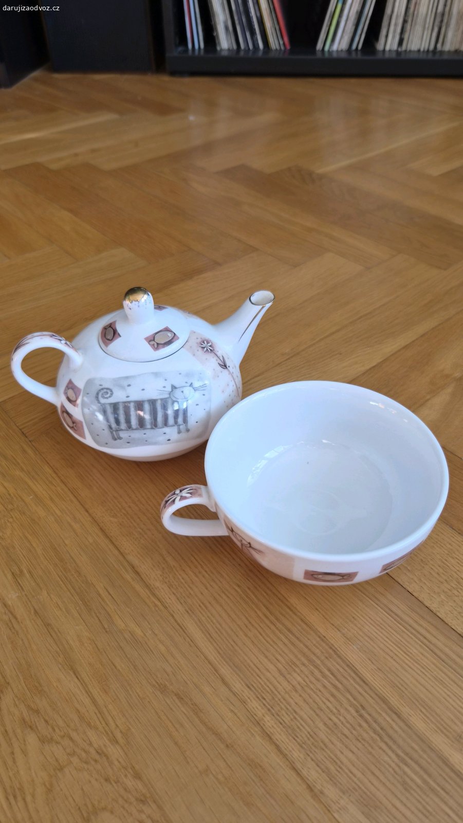 konvička s hrníčkem na čaj. Čaj set