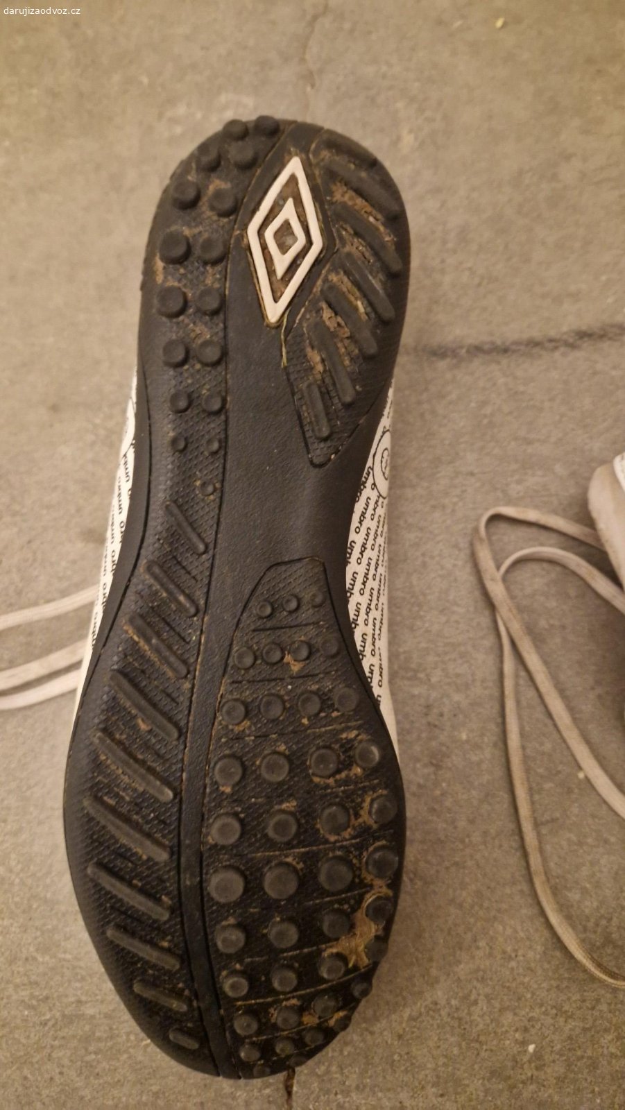 Kopačky Umbro. Daruji dva páry dětských kopaček Umbro. Jedny jsou na umělou trávu tzv. turfy a druhé tzv. lisovky. Stav a velikosti viz. foto. Pouze osobní předání v Brně.