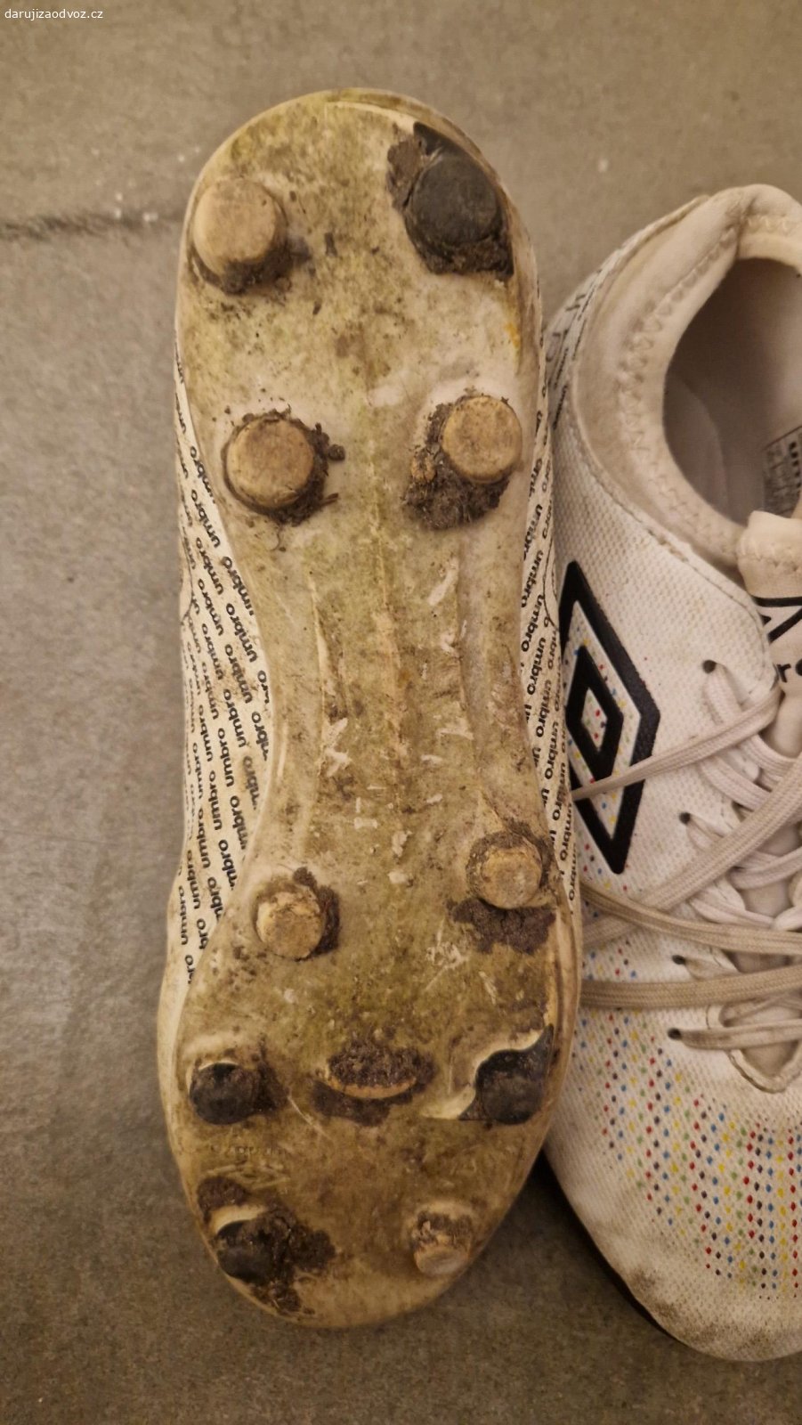 Kopačky Umbro. Daruji dva páry dětských kopaček Umbro. Jedny jsou na umělou trávu tzv. turfy a druhé tzv. lisovky. Stav a velikosti viz. foto. Pouze osobní předání v Brně.