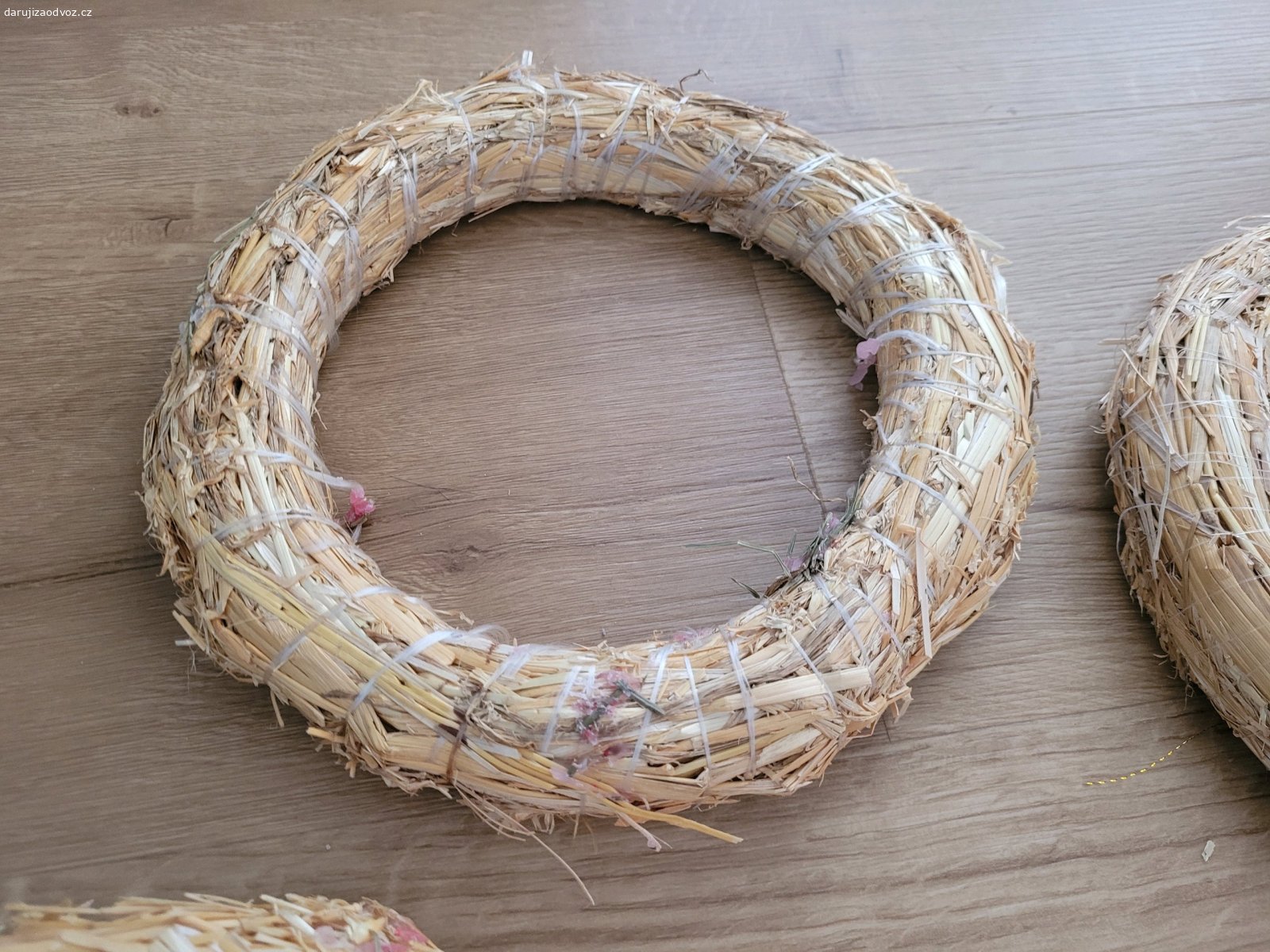 Korpusy věnců. Daruji korpusy pro tvorbu věnců, z původně adventních věnců. Jsou na nich zbytky vosku, viz foto.
Prosím pouze SMS na tel.. Děkuji