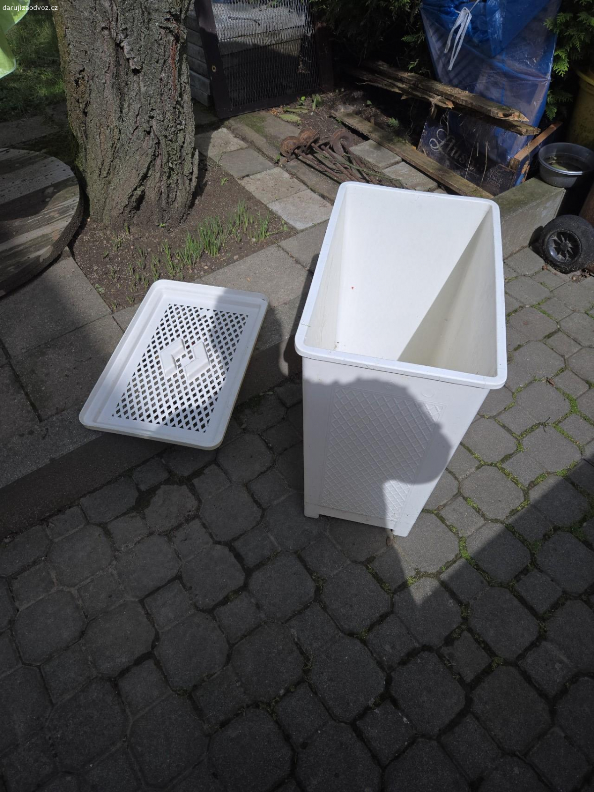 Koš na prádlo - plastový.. V dobrém stavu, jenom je potřeba umít.