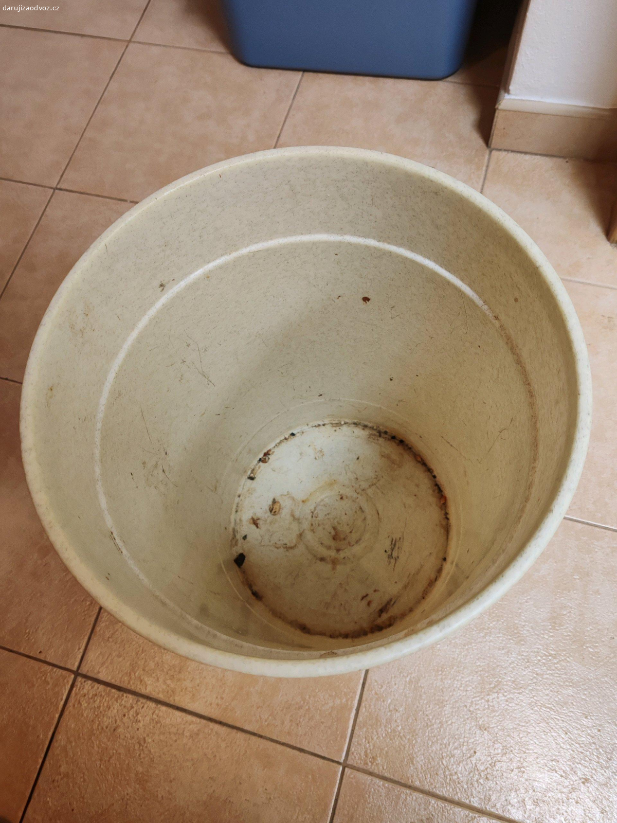 Koš - plastový. Daruji plastový koš s víkem. Výška 55cm, průměr 30cm. Plast opotřebovaný, poškrábaný, ale svůj učel koš jistě ještě pár let splní. :)
Osobní vyzvednutí v Praze-Albertov.