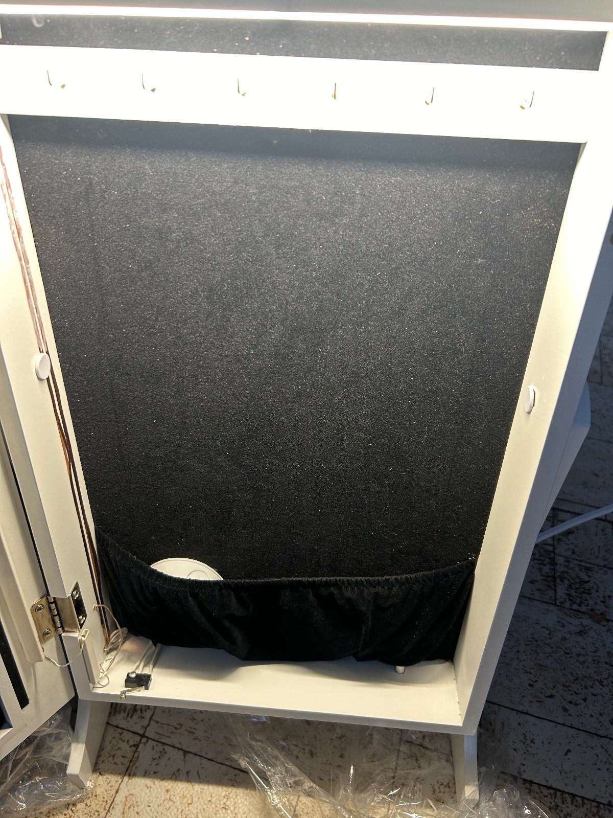 Kosmetická skříňka. Par žároviček se odlepuje,je třeba znovu přilepit oboustrannou lepicí páskou nebo tavnou pistolí.Čokoláda potěší, není podmínkou.